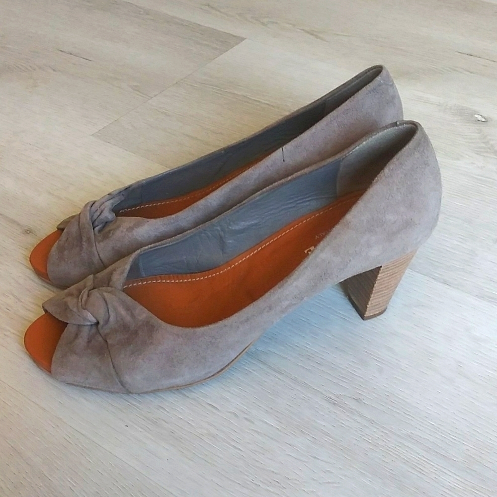 Woman's‎ High Heel Shoe suede Taupe gray